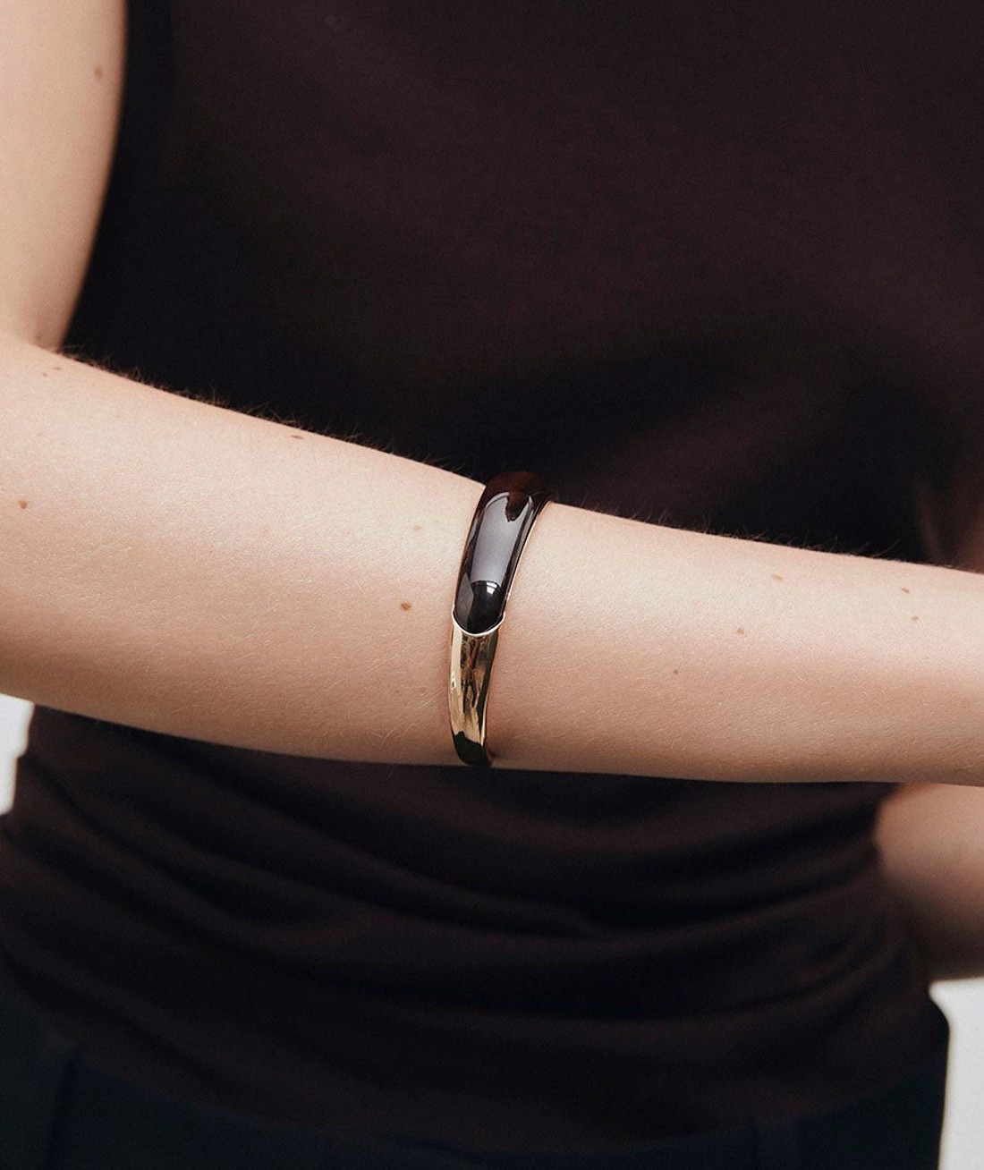 PULSEIRA BRONZE ESCRAVA COFFEE CUFF BROWN PLAQUEADA A OURO 18K  X98111 VIDAL